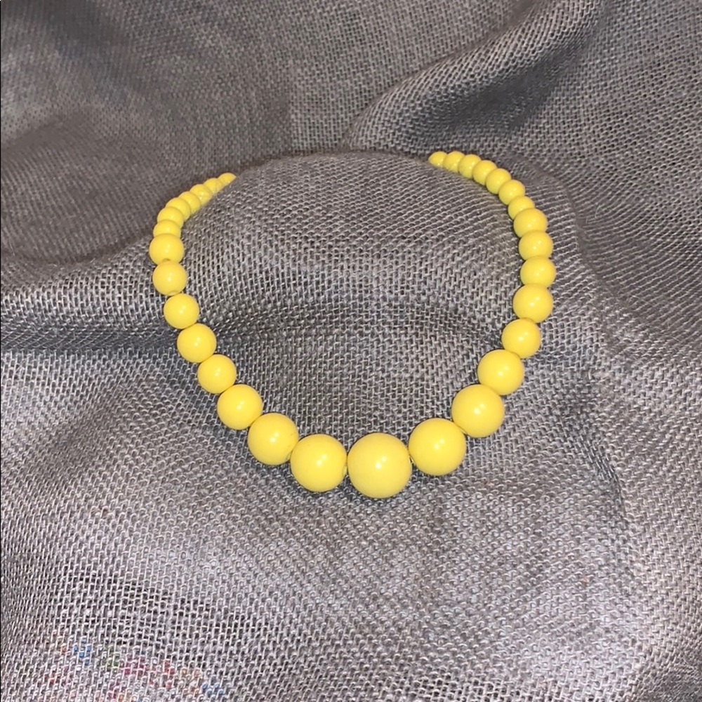 🔮 VINTAGE yellow “pearl” round bead necklace